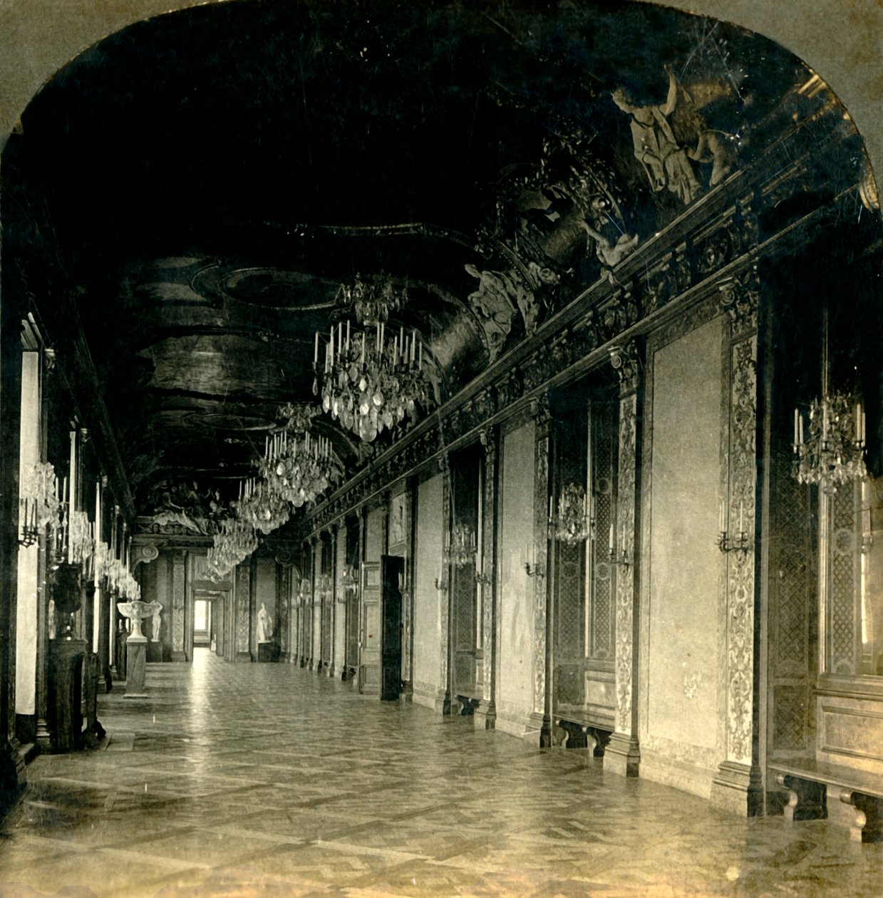 O grande salão de banquetes, palácio real, Estocolmo, Suécia, 1904. de Keystone View Company
