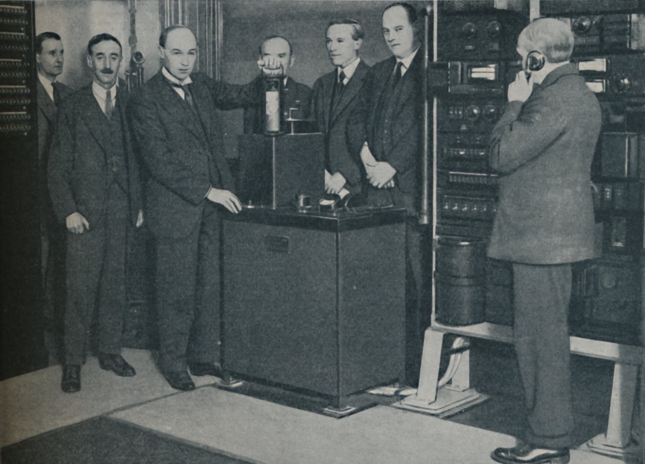 A Nova Magia: Enviando Fotos por Wireless e o Telefone Inescapável, c1935 de Keystone View Company