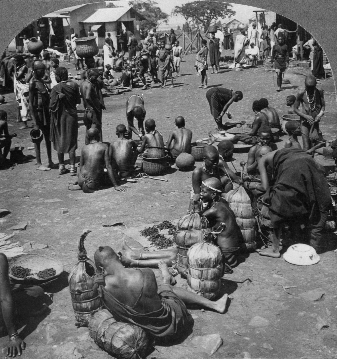 O mercado nativo em Port Florence, Lago Victoria, Quênia, c1901-c1903 de Keystone View Company