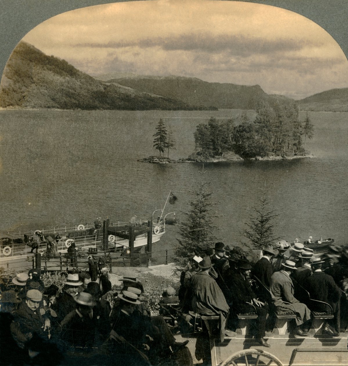 Viajando pelo País Encantador dos Trossachs, Escócia, 1902. de Keystone View Company