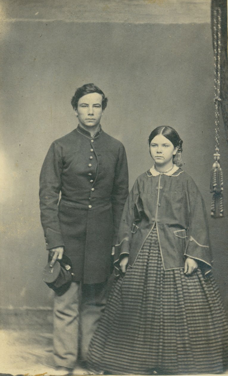 Corpo inteiro, retrato, de, não identificado, união, soldado, em, uniforme, e, mulher, desgastar, um, vestido de Kilbourn Leroy Gates