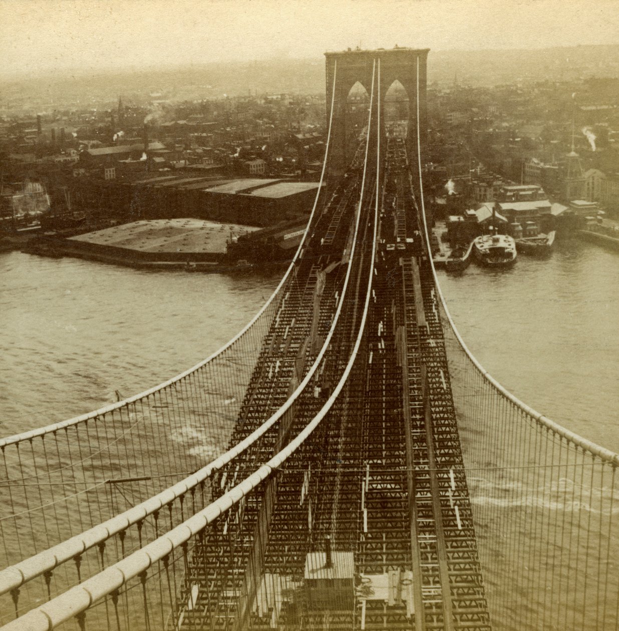 Brooklyn de uma das torres da Suspension Bridge, Nova York, EUA. de Kilburn Brothers