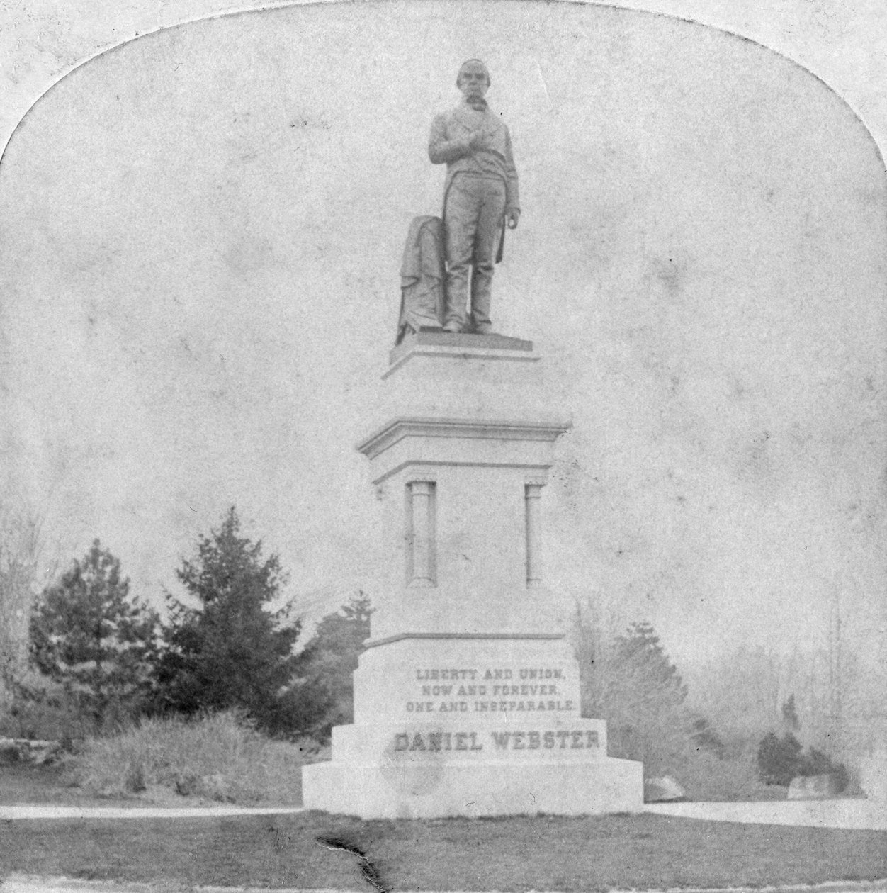 Estátua de Daniel Webster, Central Park, Nova Iorque, EUA, final do século XIX ou início do século XX.   de Kilburn Brothers