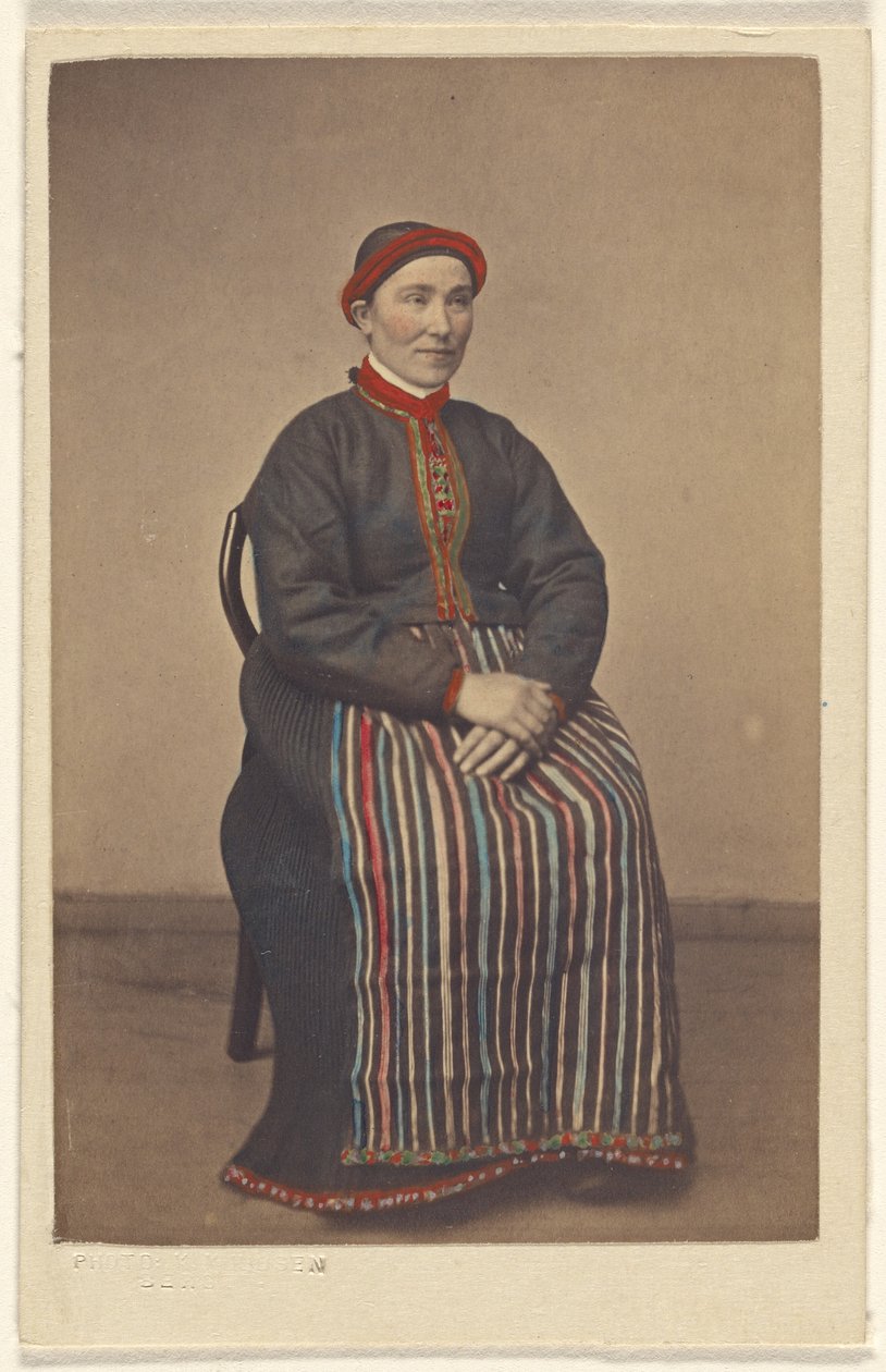 Rapariga de Osterfjorden. [mulher em traje norueguês, sentada]. de Knud Knudsen
