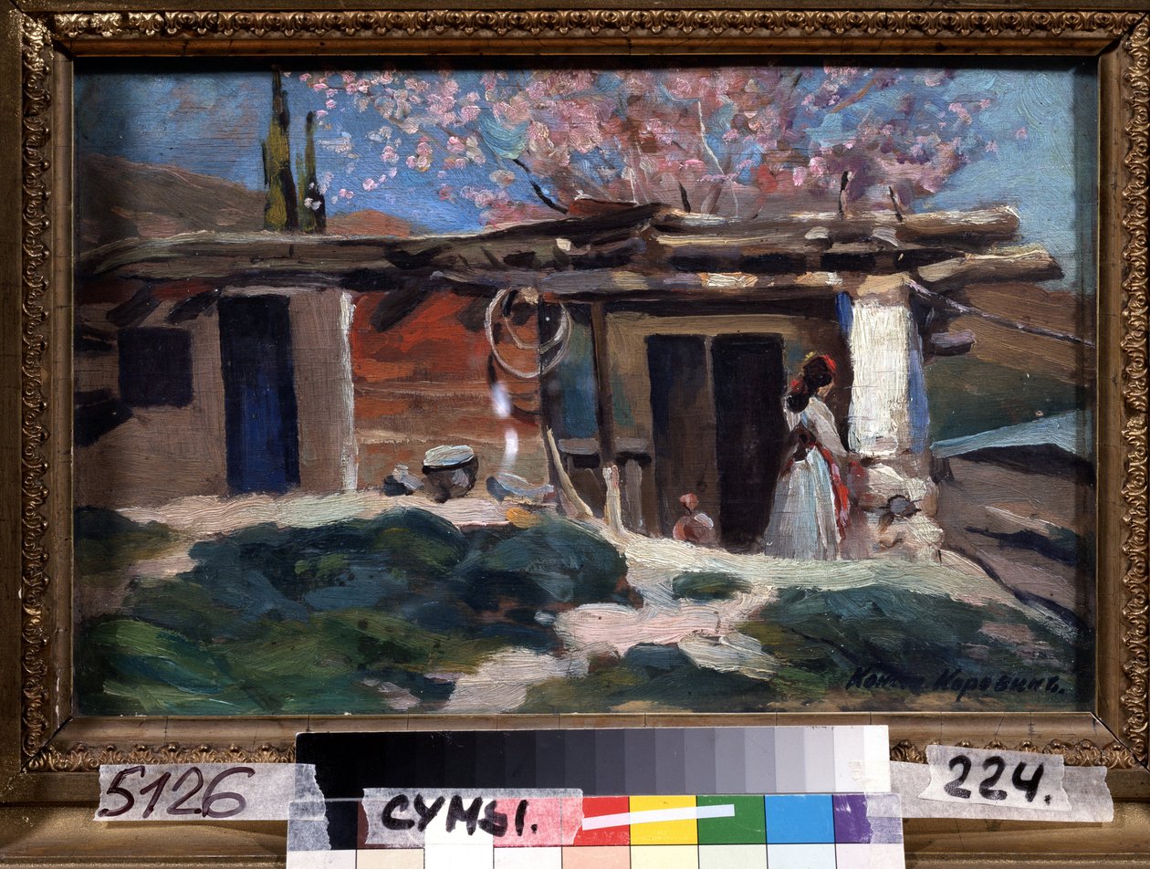 Crimeia, amendoeiras em flor. (A Crimeia, amendoeiras floridas). Jovem em frente a uma pequena casa de madeira, sob amendoeiras cor de rosa. Pintura de Konstantin Alexeyevich Korovin (Constantin Korovin) (1861-1939), óleo sobre tela de Konstantin Alekseevich Korovin