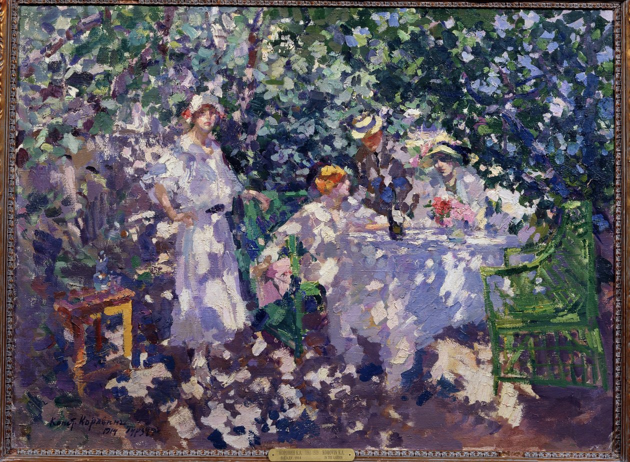 No jardim (No Jardim). Uma mesa posta no bosque, no verão, três moças e um homem, sentados, usando chapéus de palha, aproveitam a sombra. Pintura de Konstantin Alexeyevich Korovin (Constantin Korovin) (1861-1939), óleo de Konstantin Alekseevich Korovin