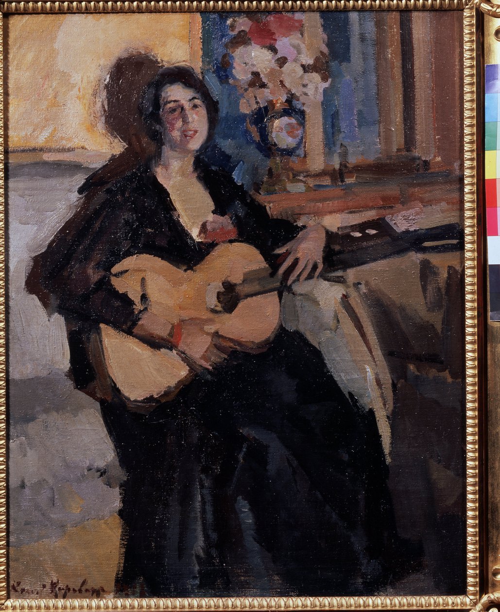 Mulher com uma guitarra. (Mulher com um violão). Sorrindo, sentado em um banco, perto de um buquê de flores e vestido de preto. Pintura de Konstantin Alexeyevich Korovin (Constantin Korovin) (1861-1939), óleo sobre tela de Konstantin Alekseevich Korovin