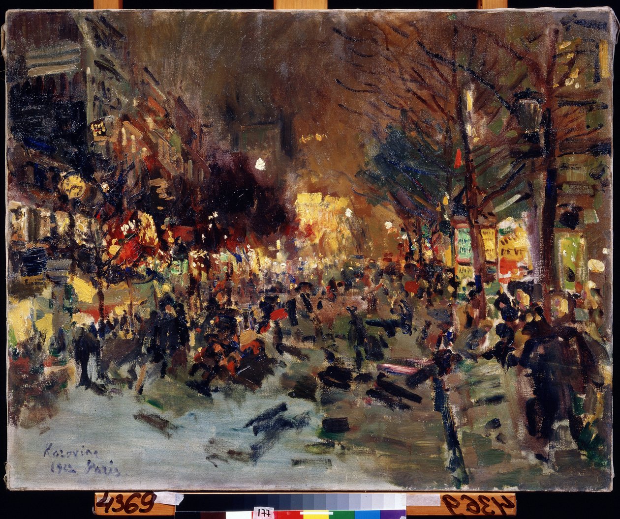 Grand Boulevard em Paris (Boulevard em Paris). Vista da rua movimentada à noite. Você pode ver as colunas de Morris à direita. Pintura de Konstantin Alexeyevich Korovin (Constantin Korovin) (1861-1939), óleo sobre tela de Konstantin Alekseevich Korovin