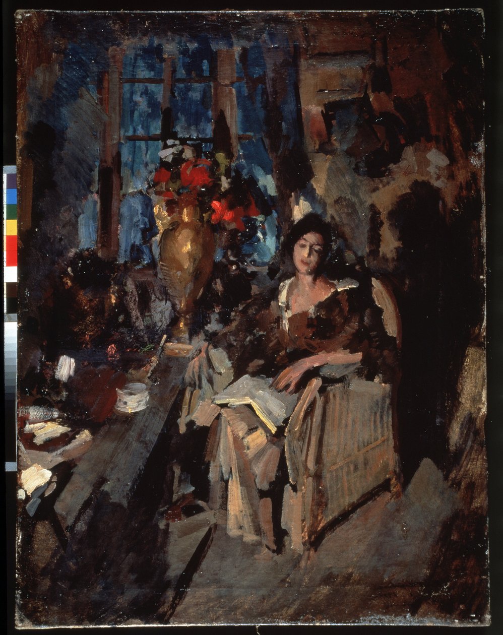 Retrato de uma Mulher (Retrato Feminino). Uma bela mulher melancólica, com os olhos semicerrados, sentada em uma poltrona, um livro aberto colocado sobre os joelhos, cercada por móveis de sala, uma mesa com um buquê de flores, uma xícara e vários objetos d de Konstantin Alekseevich Korovin