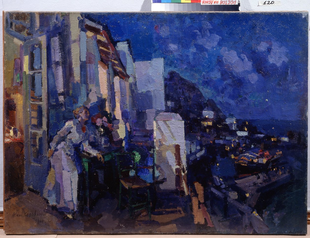 Tarde na Varanda. Uma mulher aproveita o panorama da cidade que se estende noite adentro em frente ao seu terraço. Pintura de Konstantin Alexeyevich Korovin (Constantin Korovin) (1861-1939), óleo sobre tela de Konstantin Alekseevich Korovin