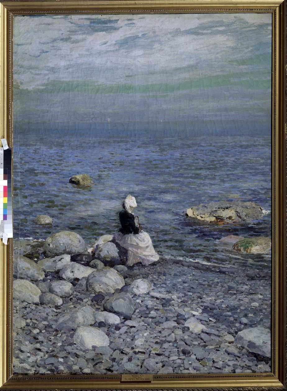 Na costa do Mar Negro (na costa do Mar Negro). Uma mulher solitária e elegante, sentada nas rochas da praia, olha para o horizonte sobre o mar. Pintura de Konstantin Alexeyevich Korovin (Constantin Korovin) (1861-1939), óleo sobre tela, cerca de 1890. de Konstantin Alekseevich Korovin