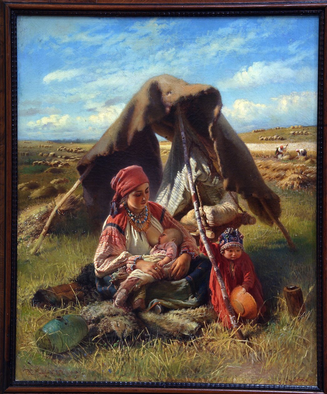 Ceifeiro. Durante a colheita, uma mulher está a amamentar o seu recém-nascido enquanto cuida de outra criança que mal é mais velha, no fundo, os camponeses trabalham nos campos. Pintura de Konstantin Yegorovich Makovsky (Constantin Makovski) (1839-1915), de Konstantin Egorovich Makovsky