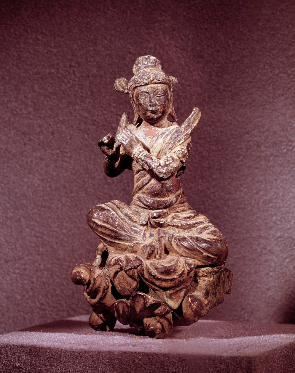 Art Coreen: representação de um Apsara em bronze dourado, sendo Celeste. Período Silla (séc. VII-XII). Museu Nacional da Coréia de Korean School