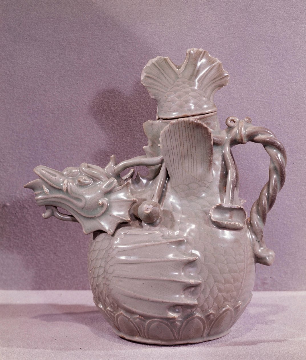 Arte coreen: aquamarine de cerâmica com a forma de um dragão aquático. Período Koryo de Korean School