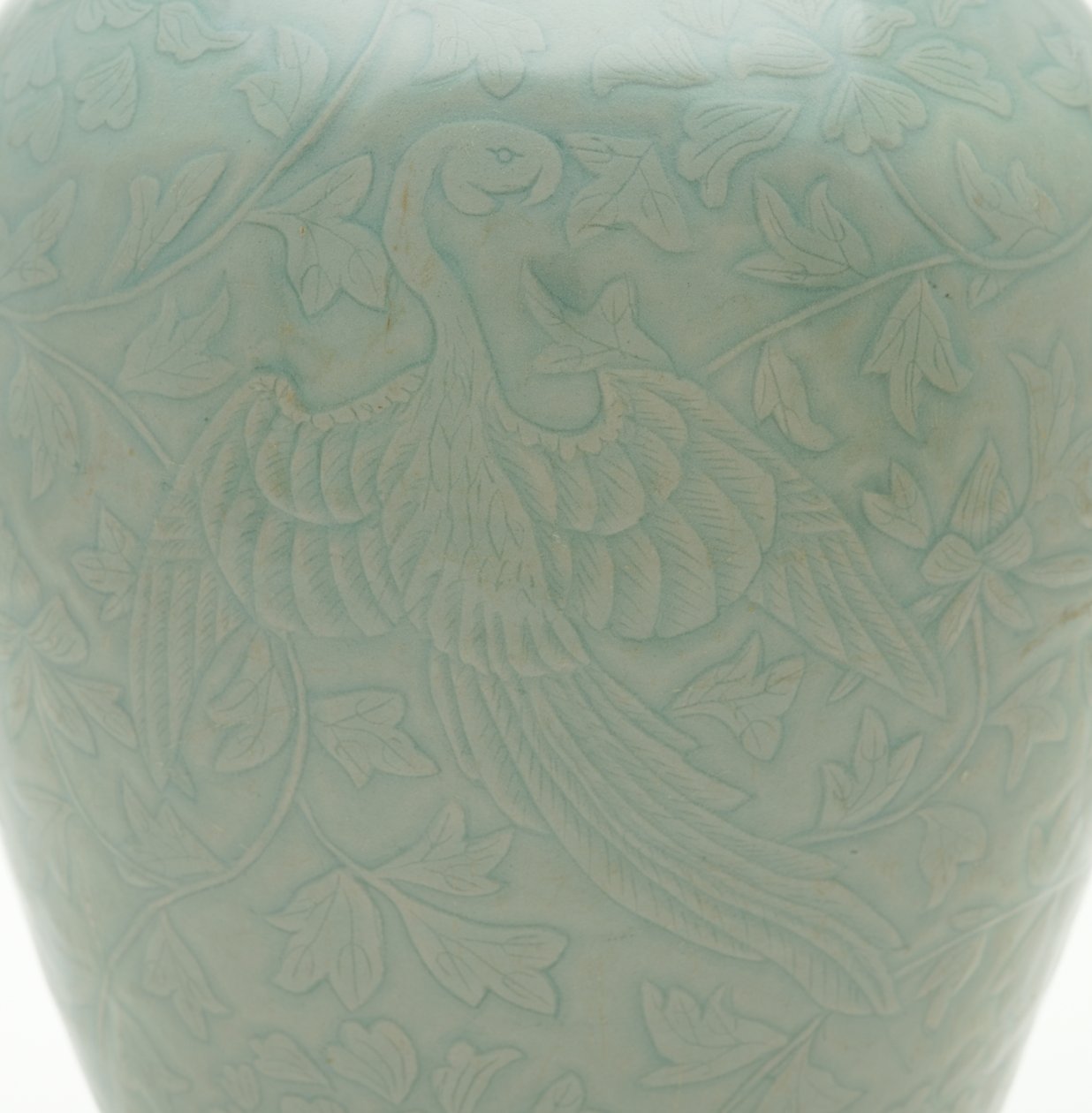 Garrafa (maebyeong) com desenho entalhado e inciso de duas fênix e rolos de peônia, meados do século 12 (grés com esmalte celadon) de Korean School