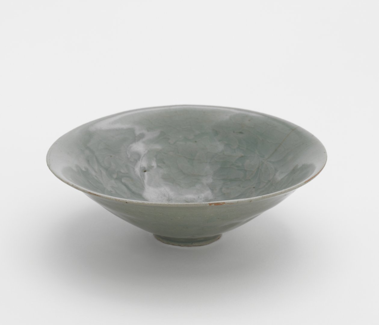 Tigela com desenho de peônia vinescroll moldada, primeira metade do século 12 (grés com esmalte celadon) de Korean School