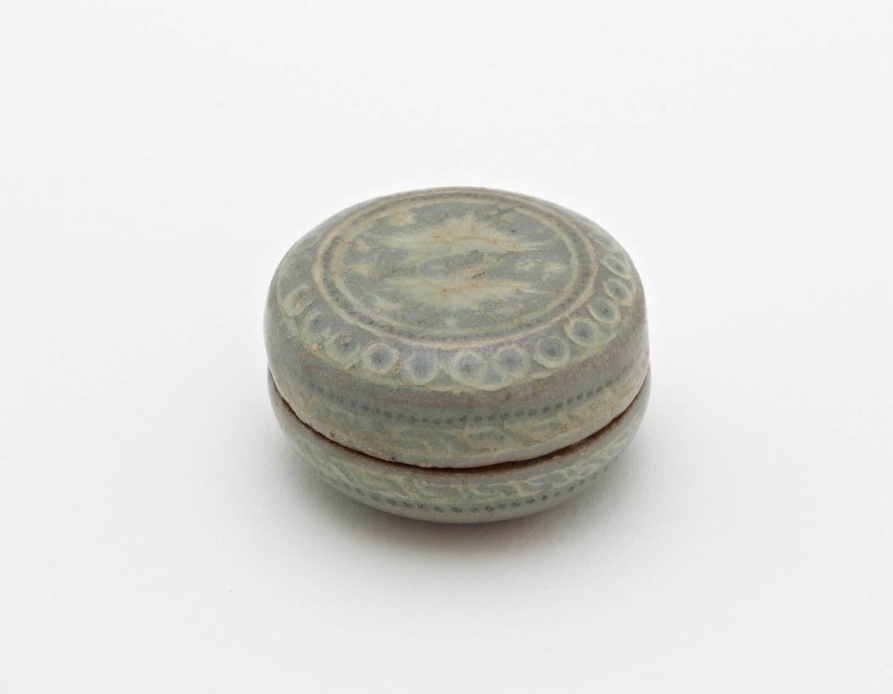 Caixa com desenho embutido de guindastes e nuvens emparelhados, primeira metade do século XIII (grés com incrustações brancas e pretas sob esmalte celadon) de Korean School
