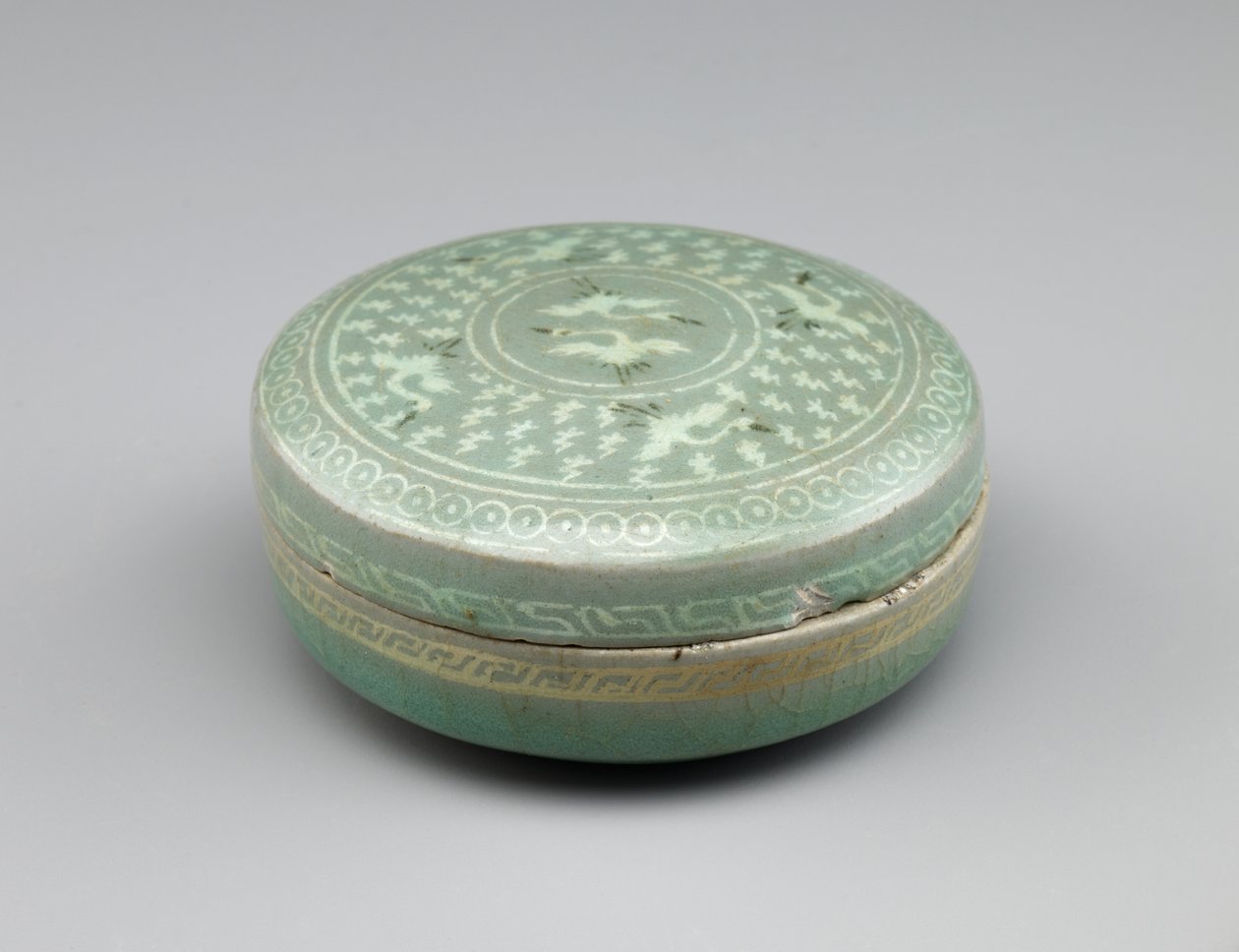 Caixa coberta com desenho embutido de guindastes e nuvens, segunda metade do século XIII (grés com incrustações brancas e pretas sob esmalte celadon) de Korean School