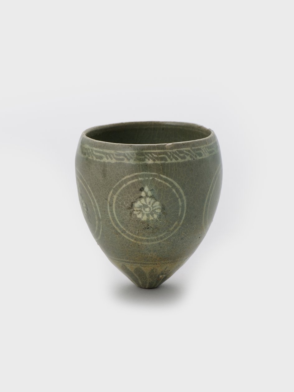 Taça, finais do século XII (grés com decoração de escorregamento incrustado e
celadon glaze) de Korean School