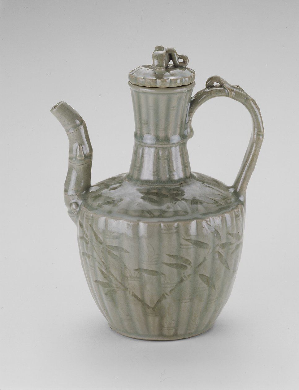 Ewer com Bambu em forma de Bambu, Fluting, e Folhas (grés com vidrado de celadon e decoração de vegetação rasteira incisa e esculpida) de Korean School