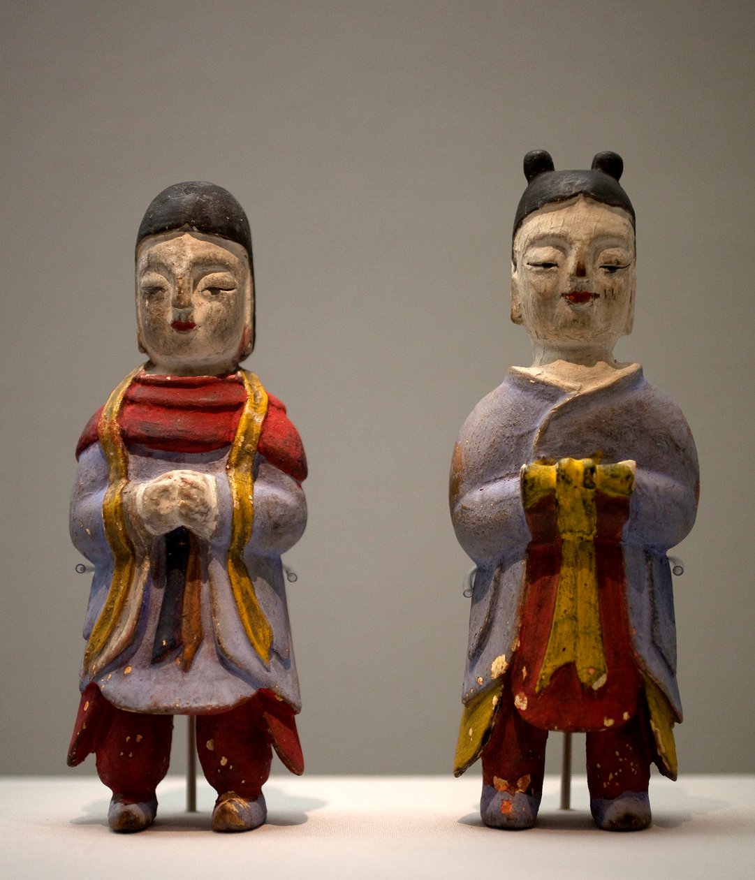 Figuras com disfarces de xamã. Estatuetas de madeira policromada, coreen de arte de Korean School