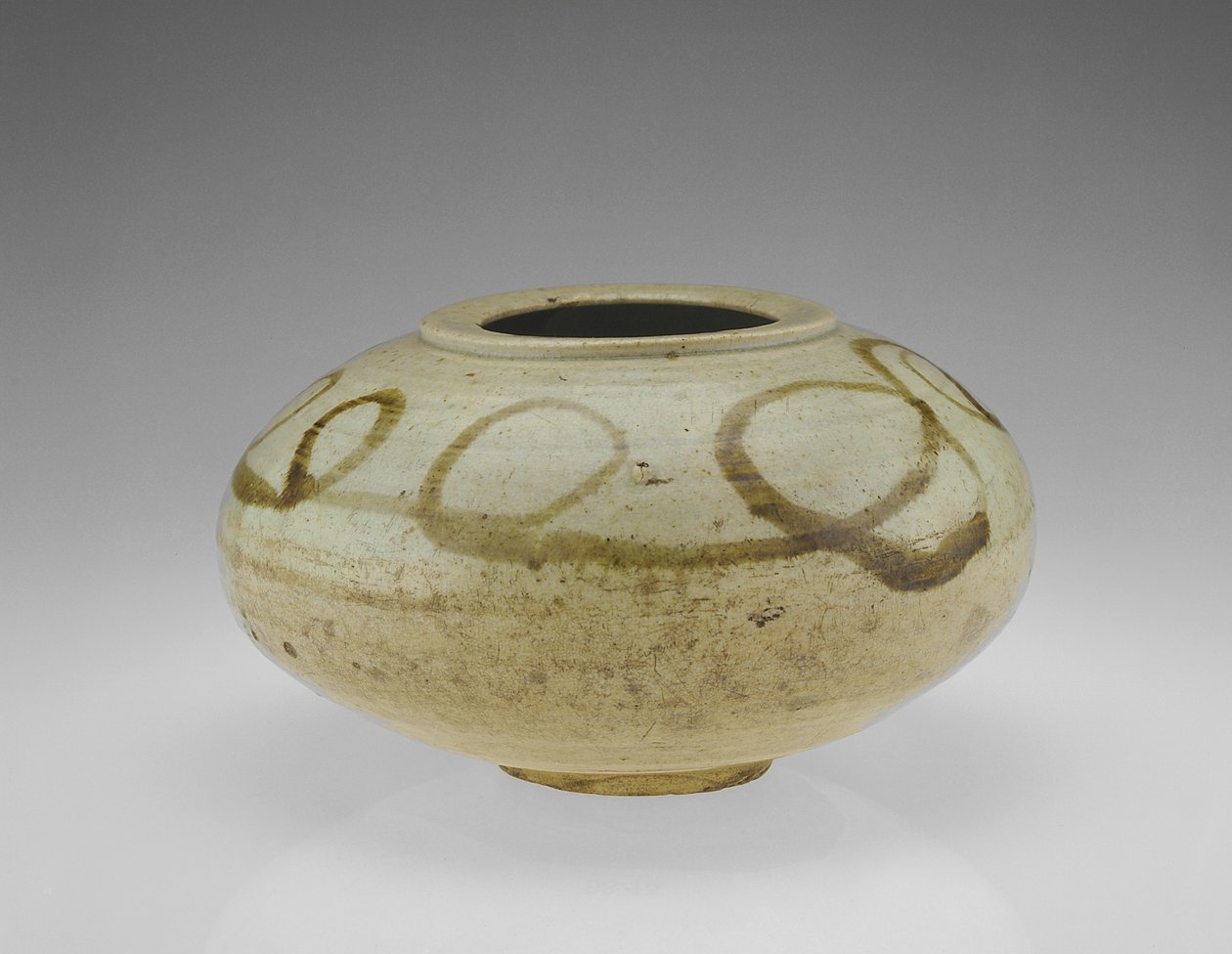 Jarra com desenho de dragão, província de Hwanghaedo, período Choson, segunda metade do século XVII (porcelana com decoração de ferro sob esmalte transparente) de Korean School