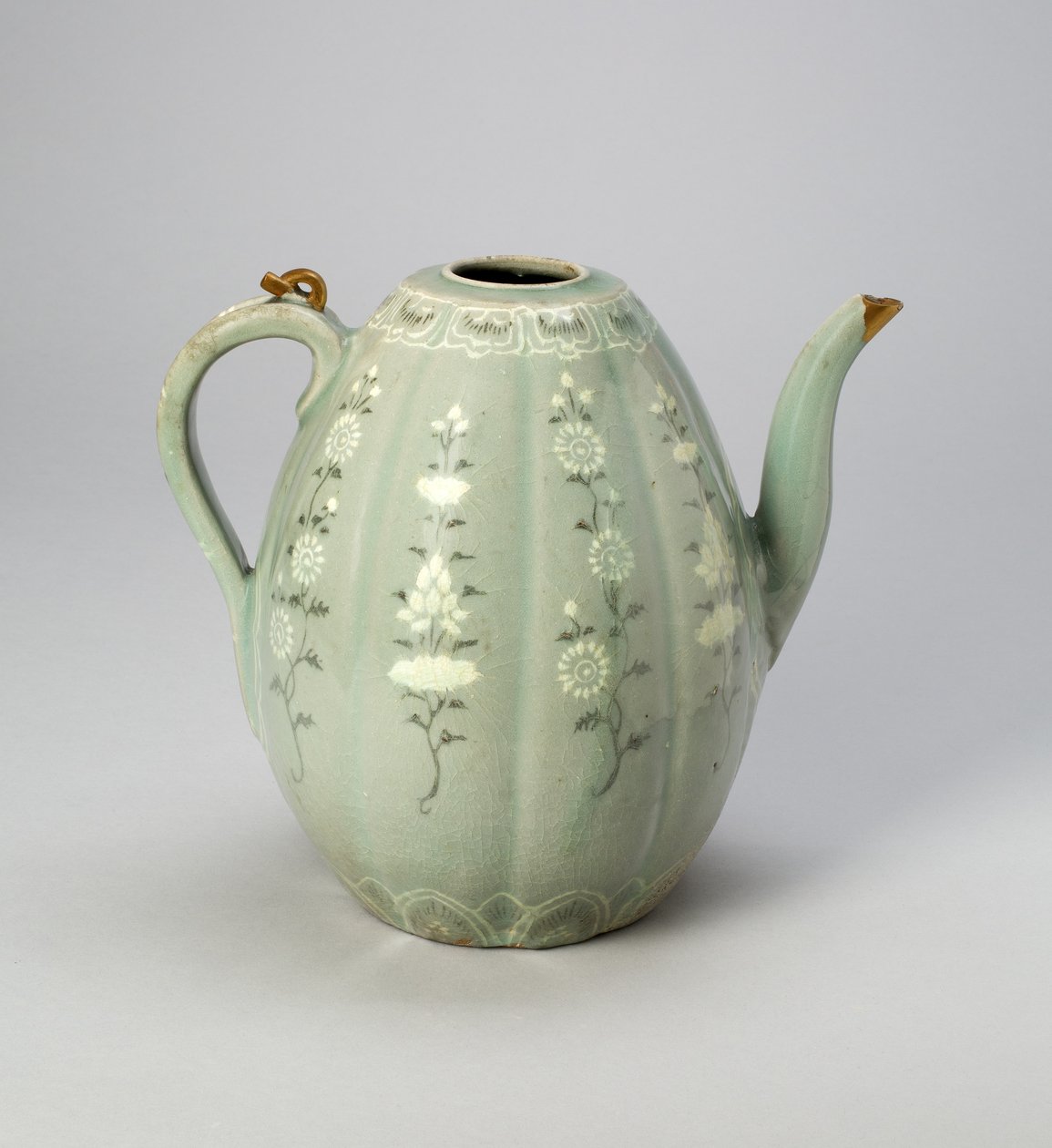 Ewer em forma de melão com pergaminhos florais estilizados (grés com esmalte celadon e decoração incrustada sob o vidrado de argilas pretas e brancas, com reparo de ouro) de Korean School