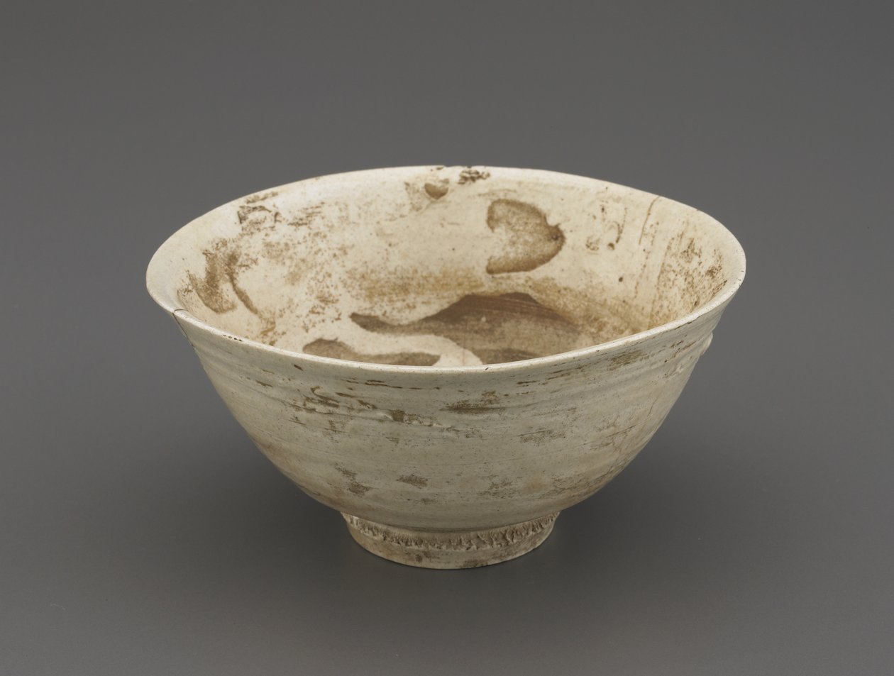 Tigela de chá (koraijawan), segunda metade do século 16 (porcelana com esmalte transparente, reparos de laca dourada) de Korean School