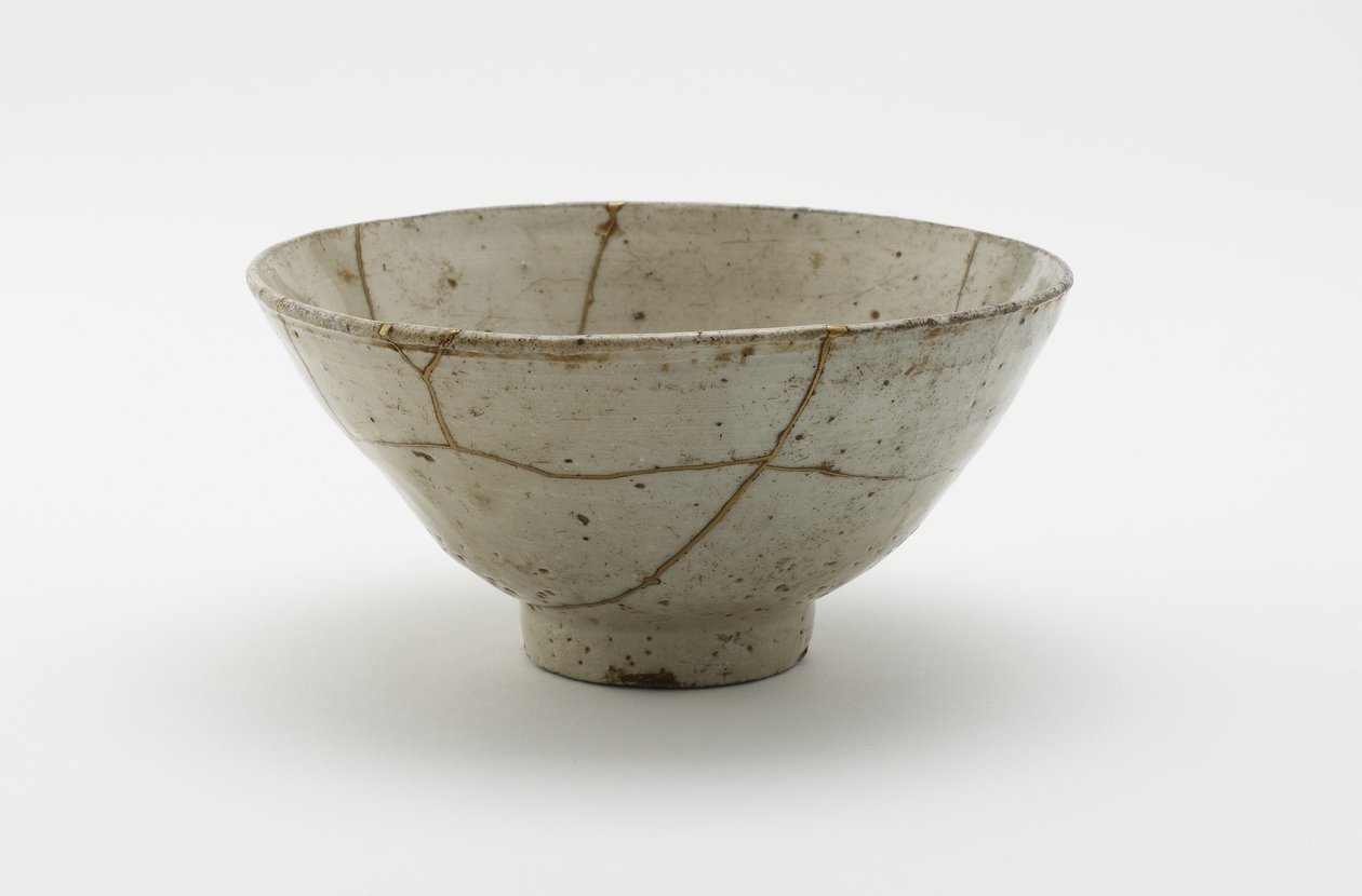 Tigela de chá (koraijawan), segunda metade do século 16 (porcelana com esmalte transparente azul claro, reparos em laca dourada) de Korean School