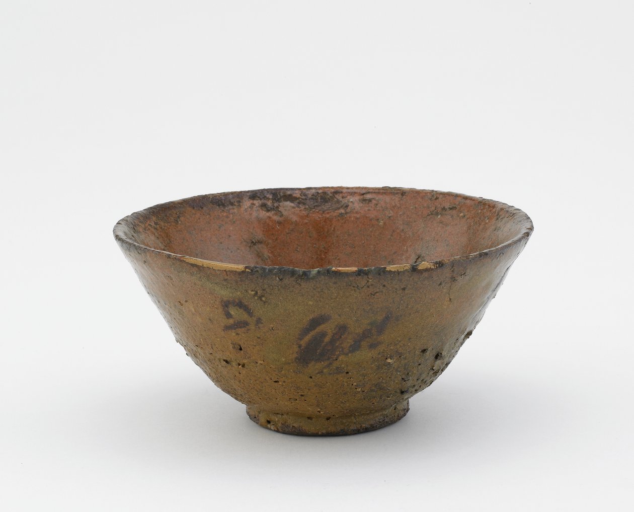Tigela de chá, tipo Ki-Irabo, início do século 17 (grés com esmalte opaco de cinza de madeira; reparos em laca dourada) de Korean School