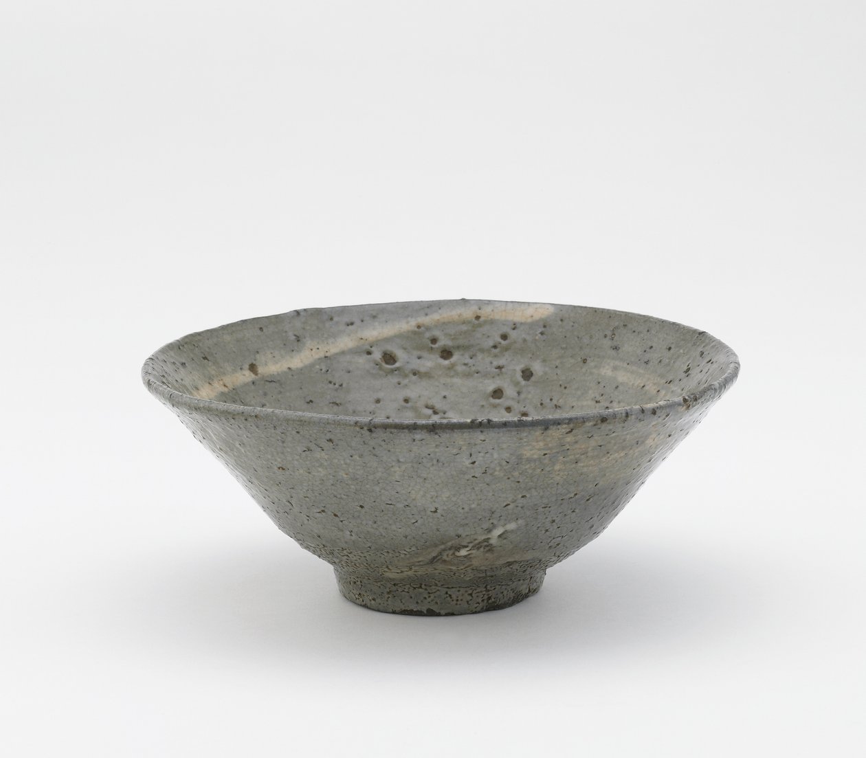 Taça para chá, tipo Totoya, província de Kyongsang Namdo, Coréia, período Choson, final do século XVI a início do século XVII (grés com decoração escorregadia sob esmalte feldspático) de Korean School