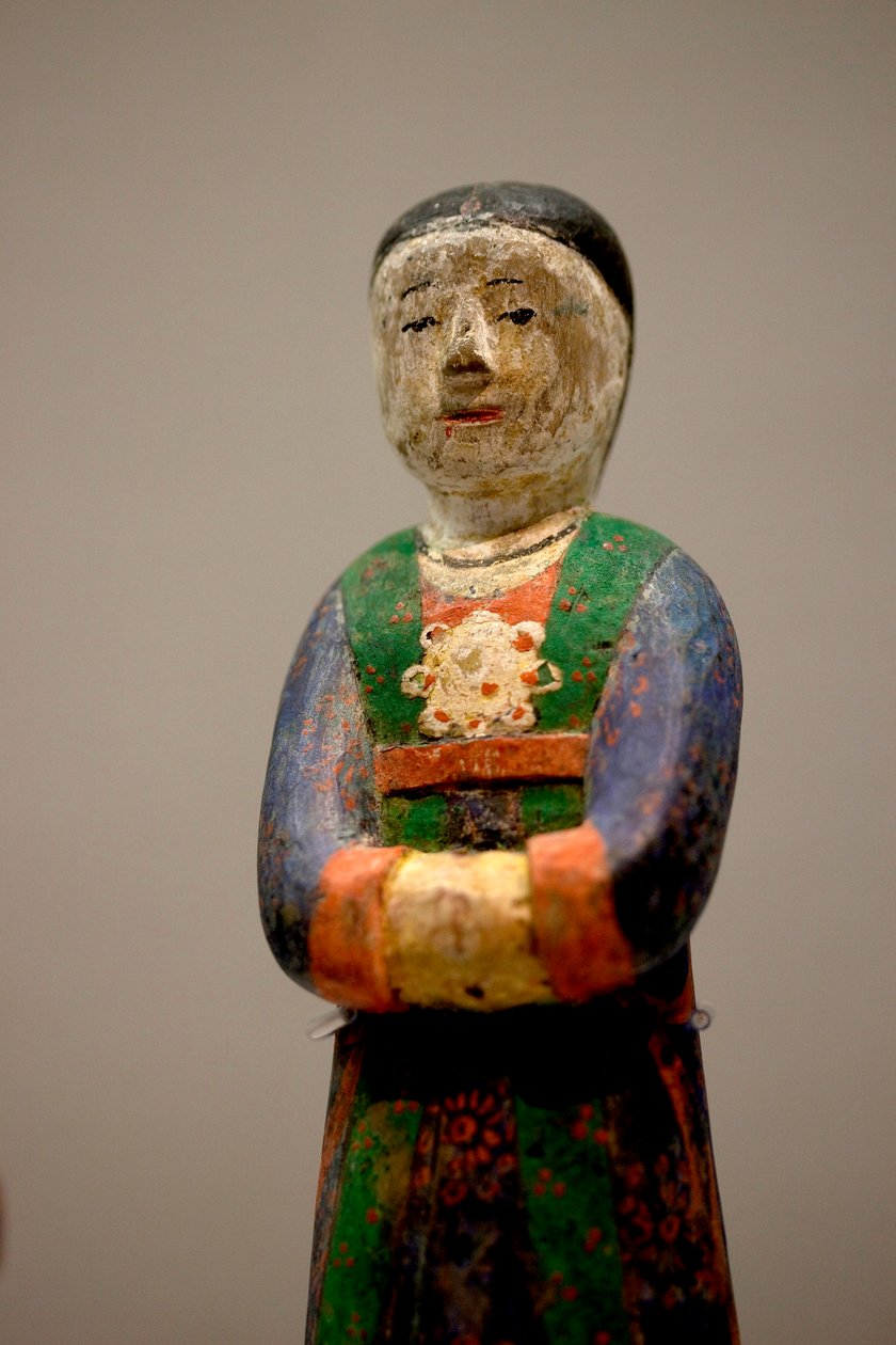 A figura decorativa de uma sepultura. Madeira talhada em policromia, período Joseon (Choson) tardio de Korean School
