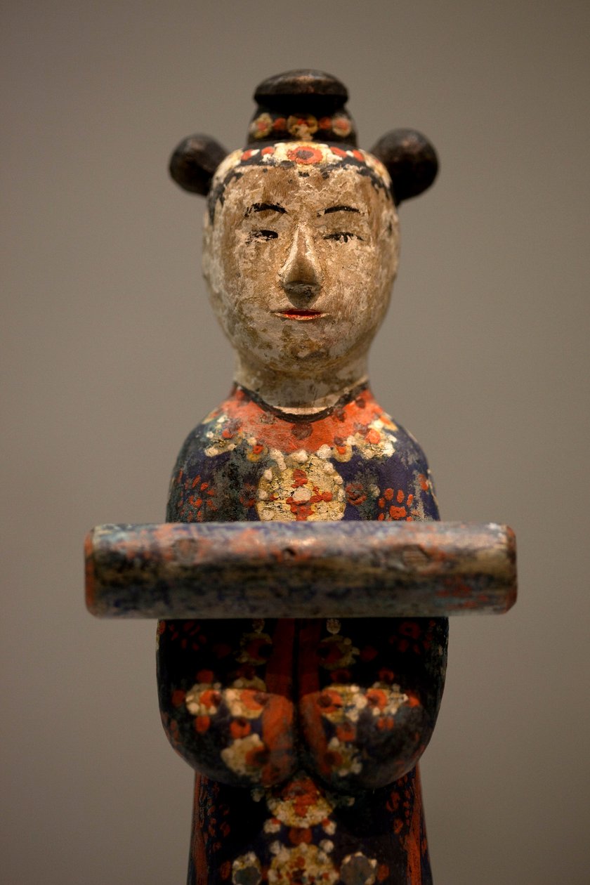 A figura decorativa de uma sepultura. Madeira talhada em policromia, período Joseon (Choson) tardio de Korean School