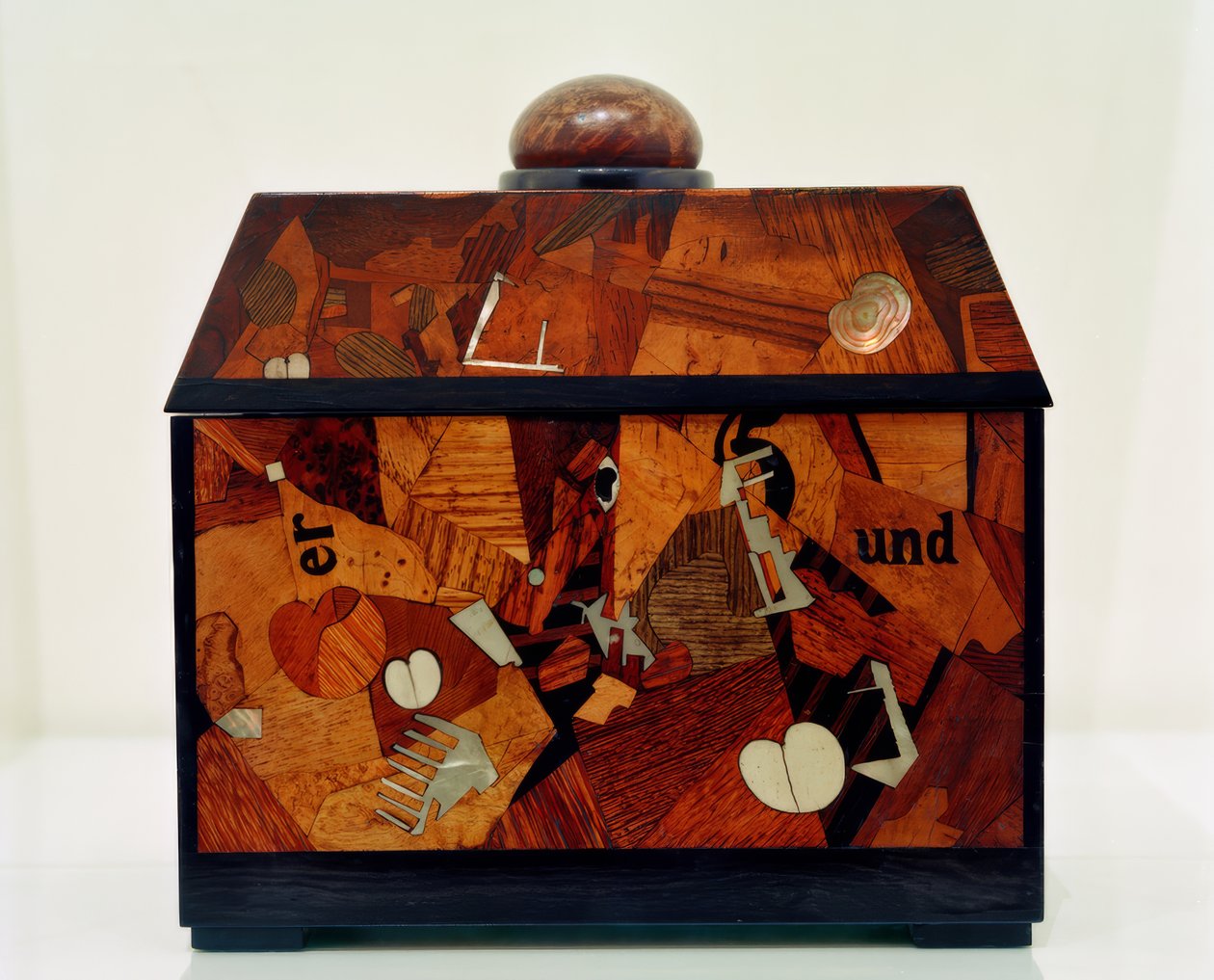 Intarsienkasten de Kurt Schwitters