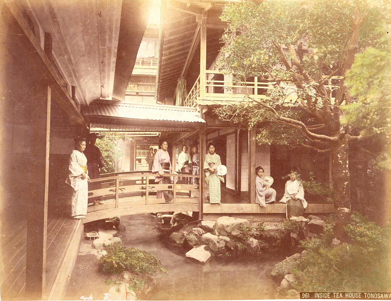 Gueixas em uma casa de chá em Tonosawa (impressão de albume colorida à mão no cartão) de Kusakabe Kimbei