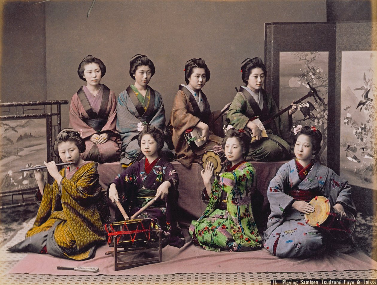 Grupo de meninas de gueixa tocando instrumentos musicais (mão colorida impressão de álbuns no cartão) de Kusakabe Kimbei