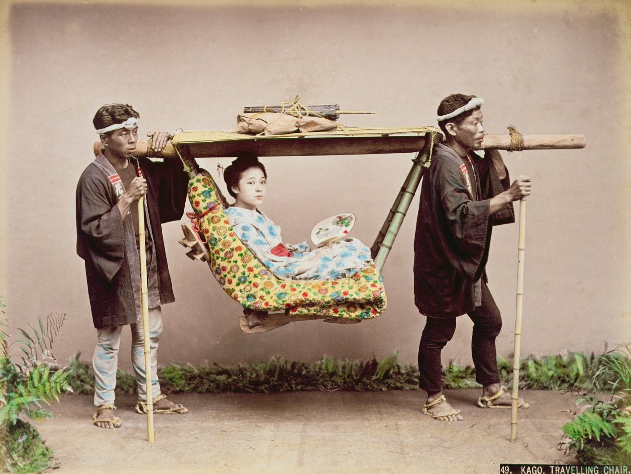 Gueixa japonesa sendo carregada em uma ninhada (impressão de albume colorida à mão no cartão) de Kusakabe Kimbei
