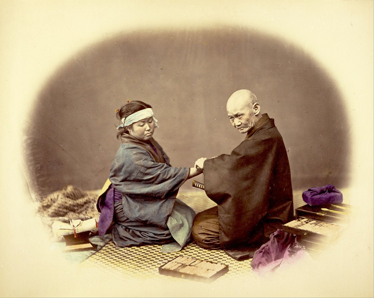 Médico japonês e seu paciente, c.1890 (impressão colorida de albúmen) de Kusakabe Kimbei