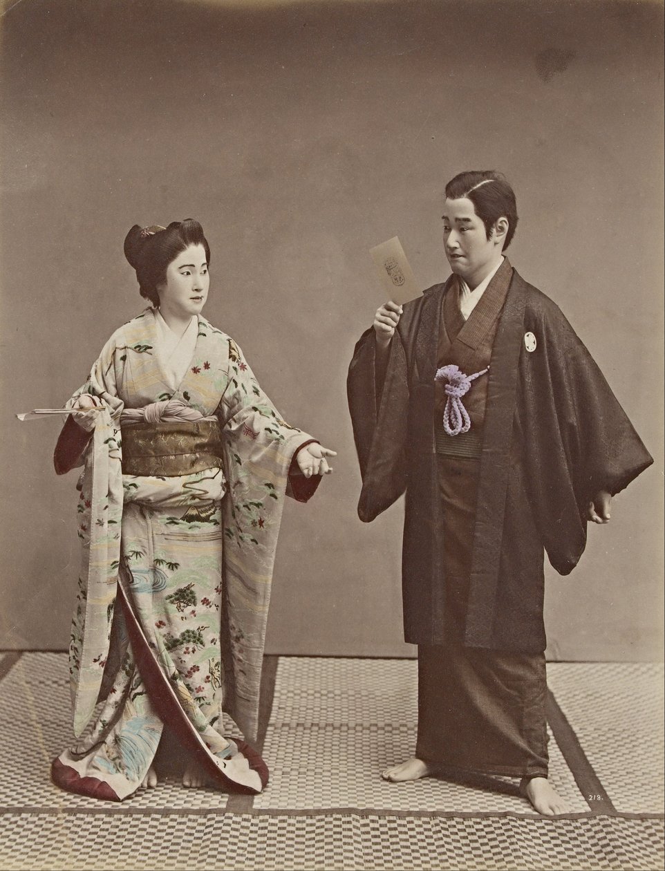 Sem título (Casal com uma fotografia de gabinete e fantasma no fundo) de Kusakabe Kimbei