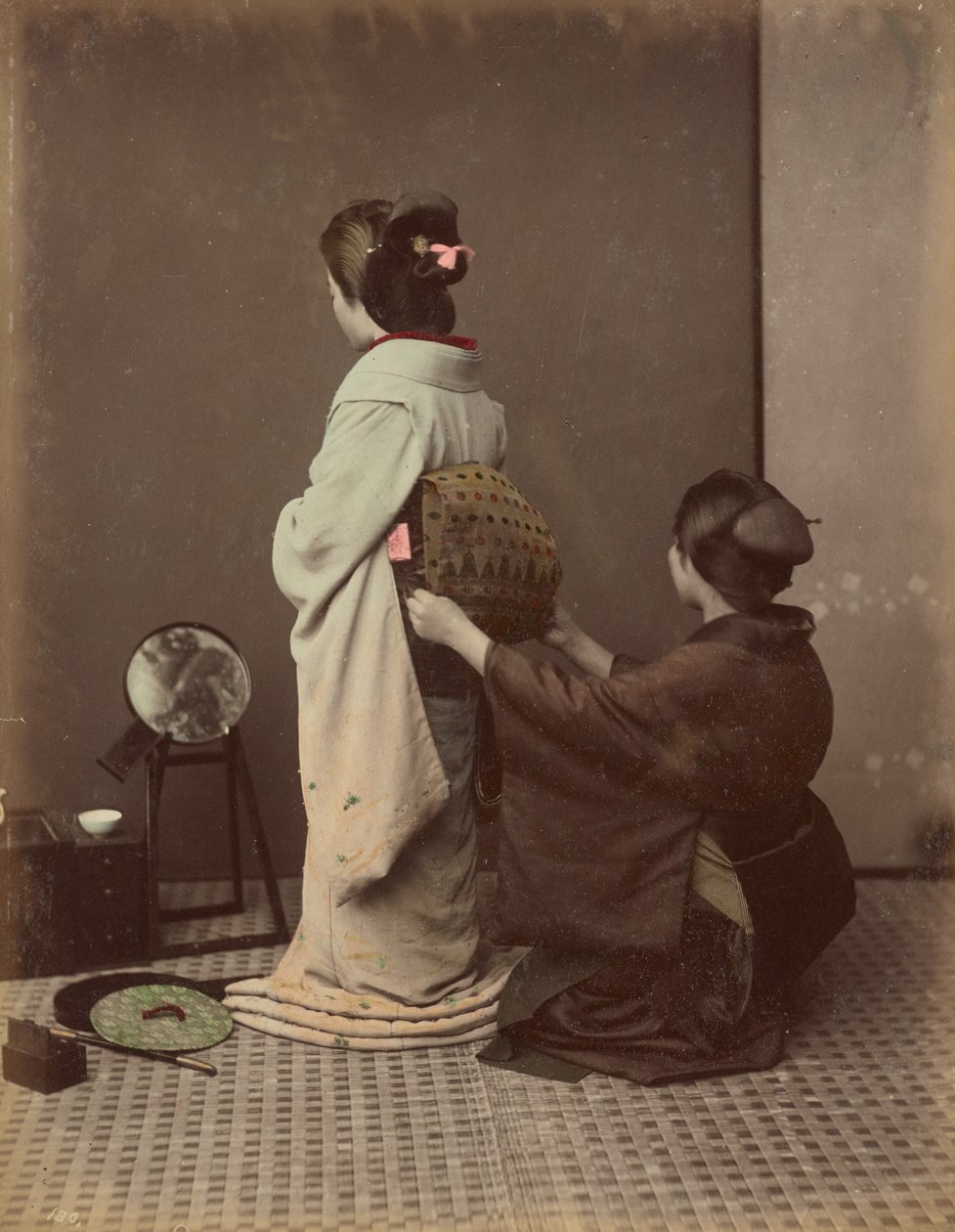 Vestir o Obi de Kusakabe Kimbei