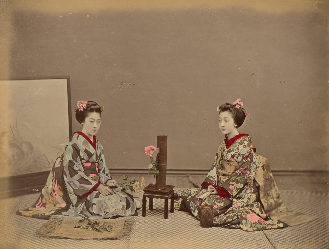 A flor mantém-se viva ao ser colocada na água de Kusakabe Kimbei