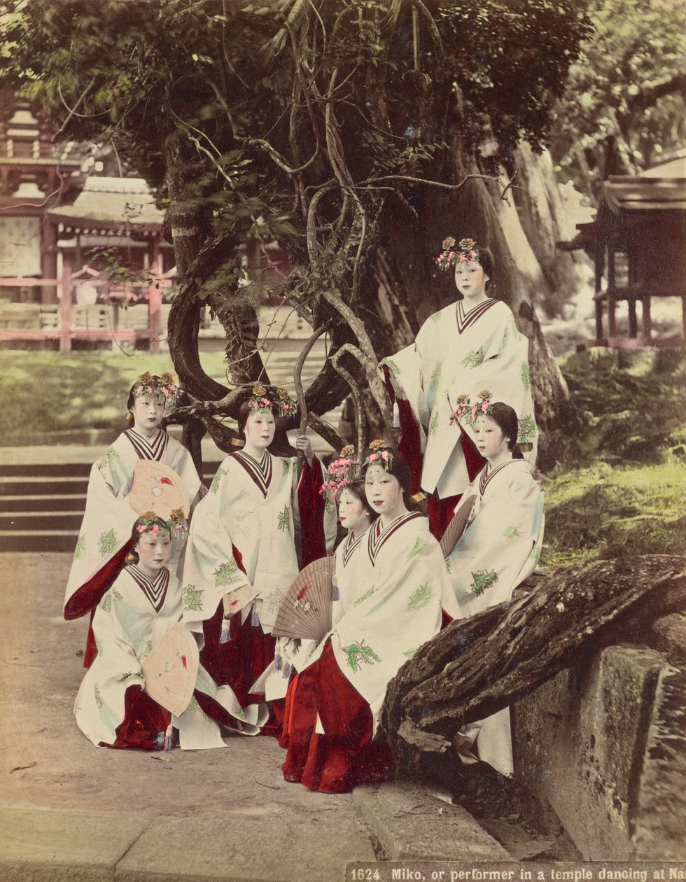 Miko, ou realizando em um templo dançando em Nara, c.1890 de Kusakabe Kimbei