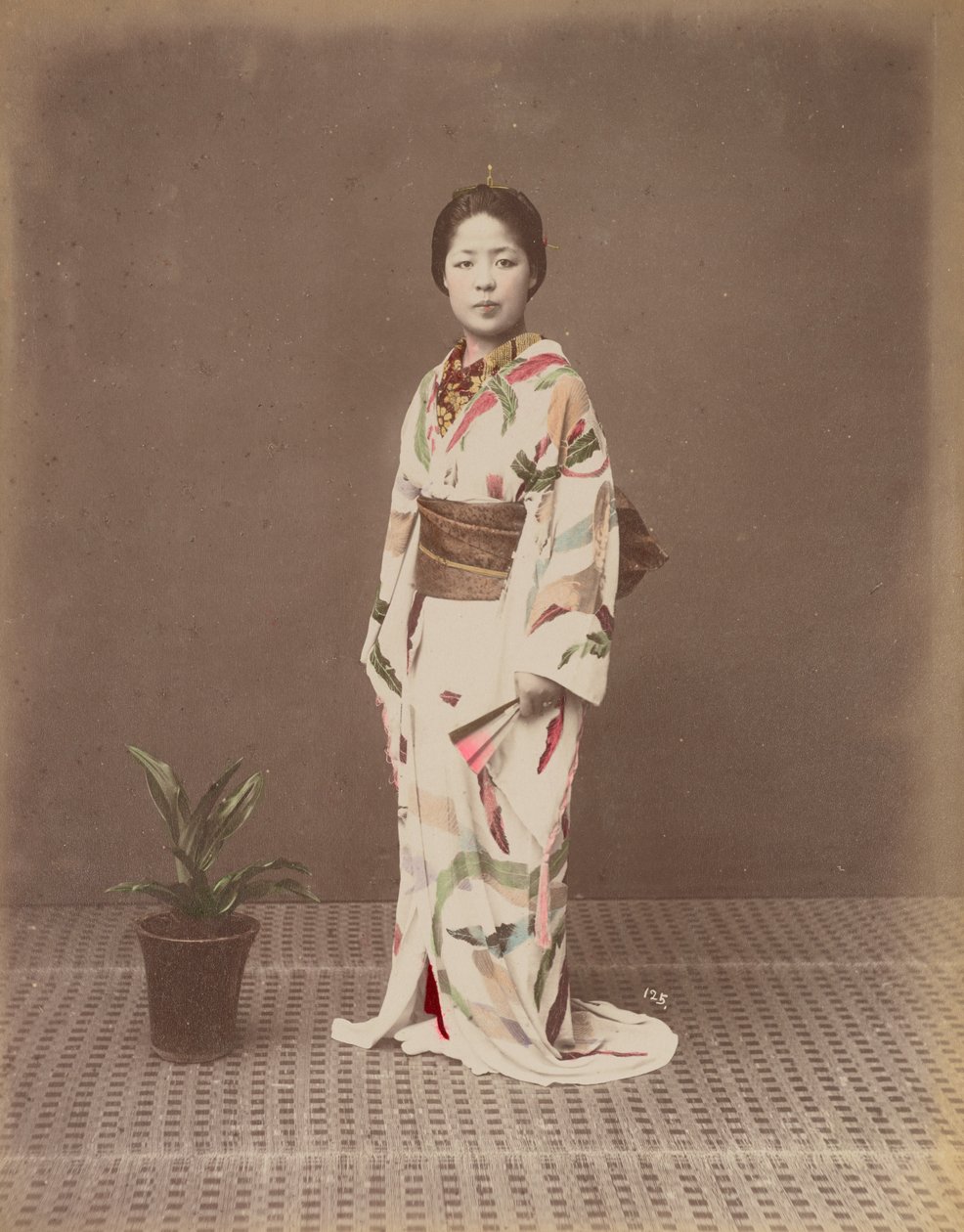 [Mulher com vaso de plantas]. de Kusakabe Kimbei