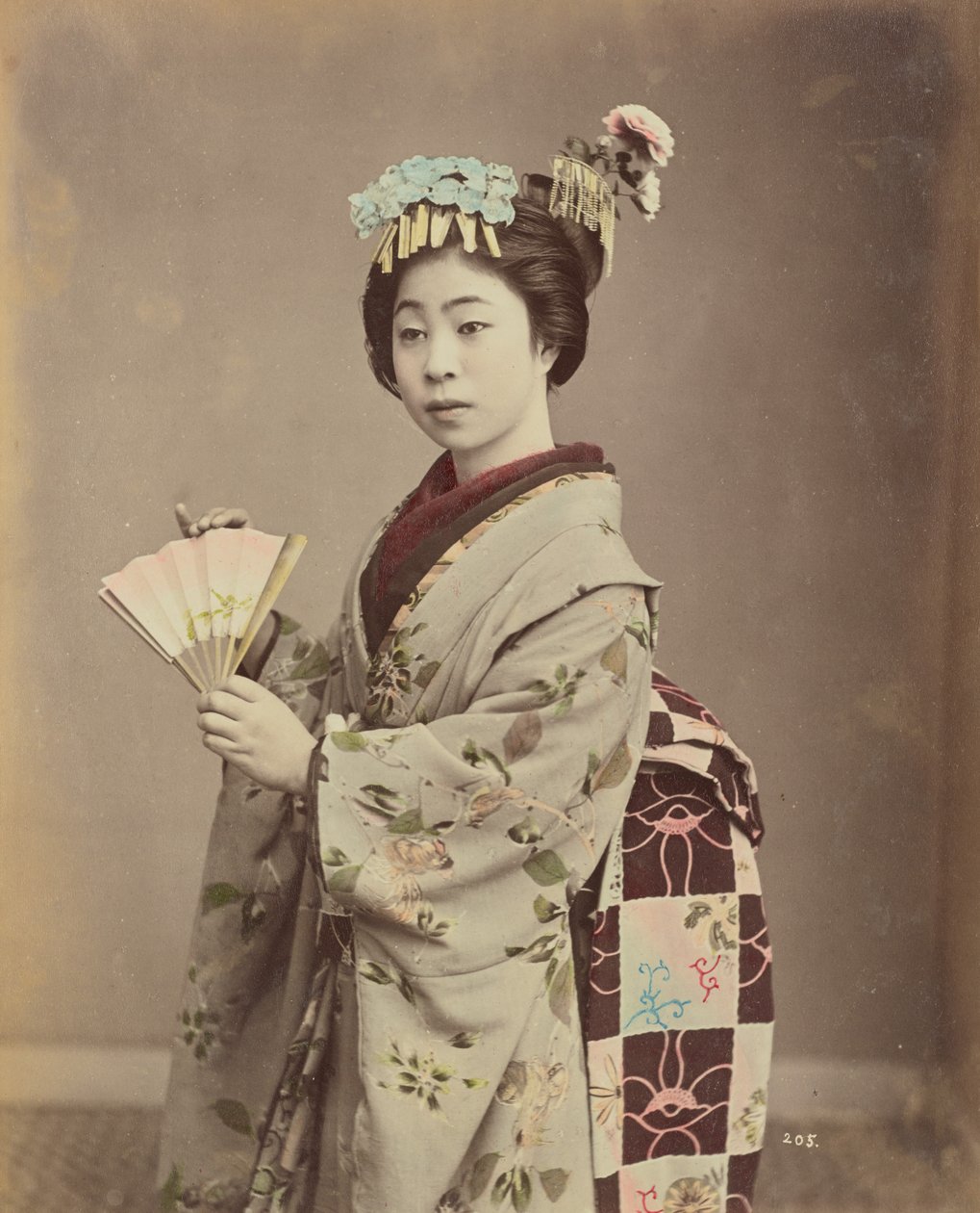 [Mulher jovem com leque]. de Kusakabe Kimbei