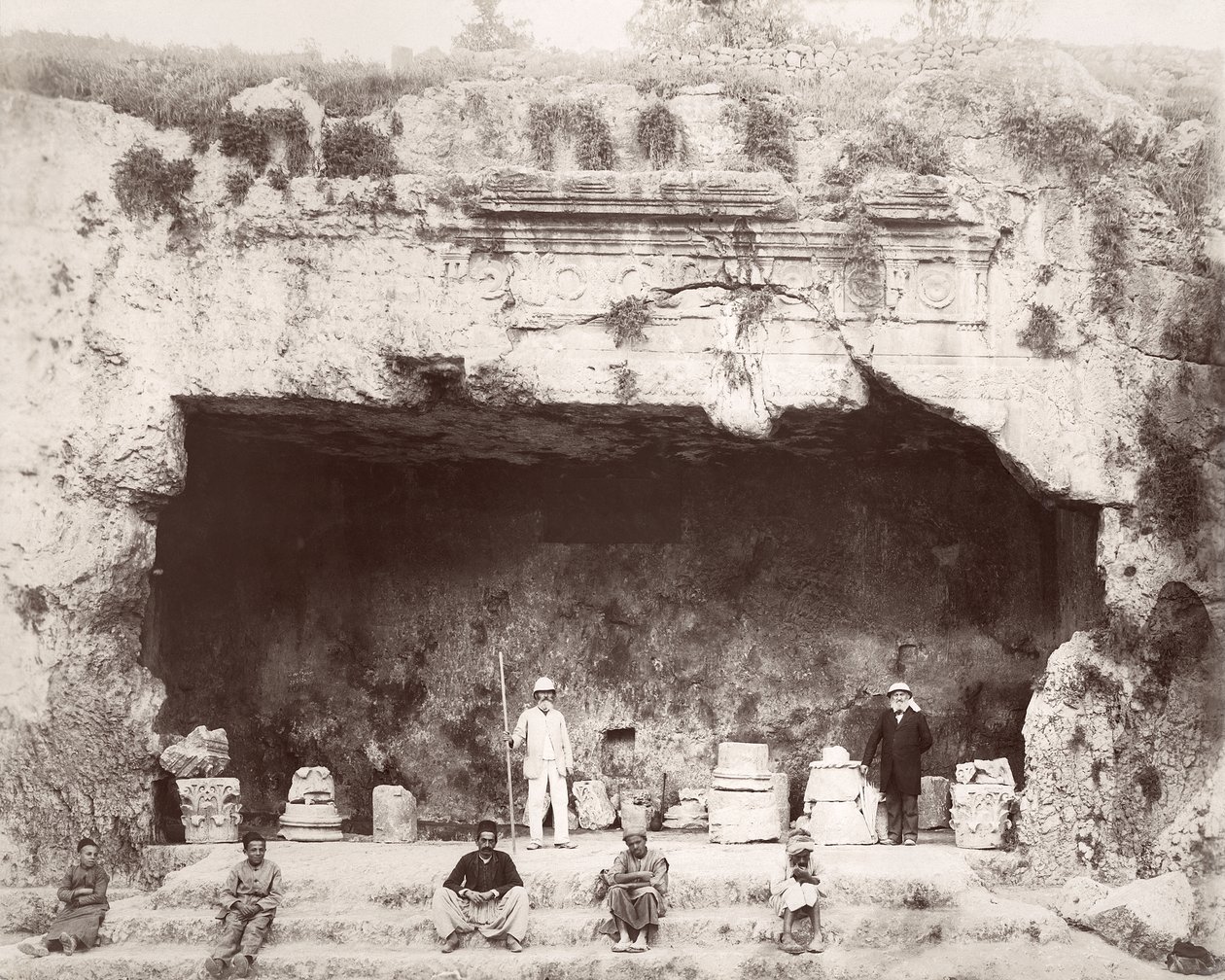 Conrad Schick (à direita) no Túmulo dos Reis, Jerusalém, 1897 de L. Schoenecke