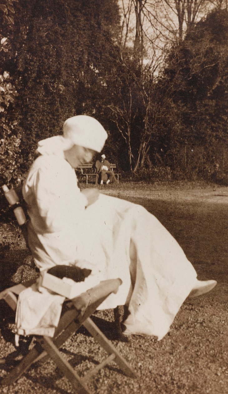 Álbum da Primeira Guerra Mundial em Friuli-Venezia Giulia: retrato de uma enfermeira da Cruz Vermelha no parque de Villa Brazzà, casa de 17 do Hospital de Guerra em Soleschiano Manzano (foto a p-b) de L. Verdiani