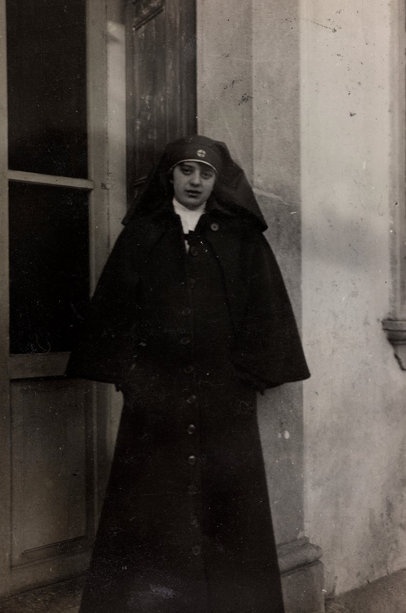 Álbum da Primeira Guerra Mundial em Friuli-Venezia Giulia: retrato da enfermeira da Cruz Vermelha Elena Bianconcini em Villa Brazzà, casa de 17 do Hospital de guerra em Soleschiano Manzano (foto a p/b) de L. Verdiani