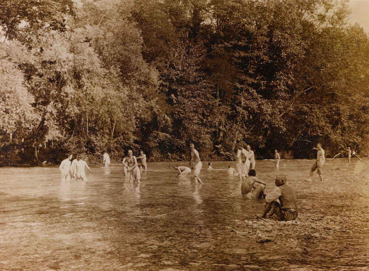 Álbum da Primeira Guerra Mundial em Friuli-Venezia Giulia: soldados enquanto tomam banho no rio Natisone em Premariacco,Udine, Itália (foto a p/b) de L. Verdiani
