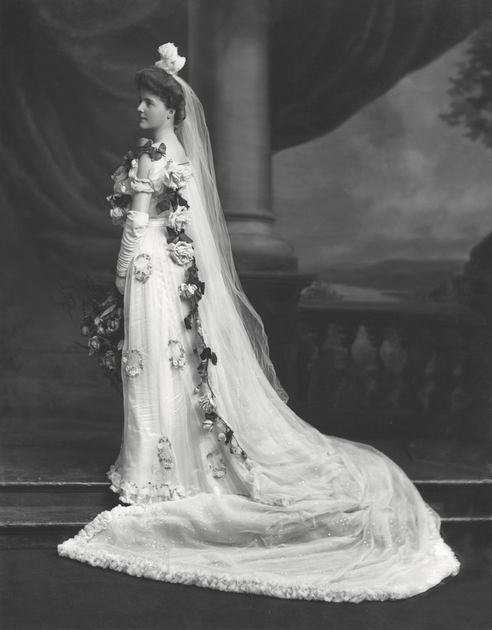 Miss Sheila Cooper, fotografada por ocasião de sua apresentação no tribunal de Lafayette Studio