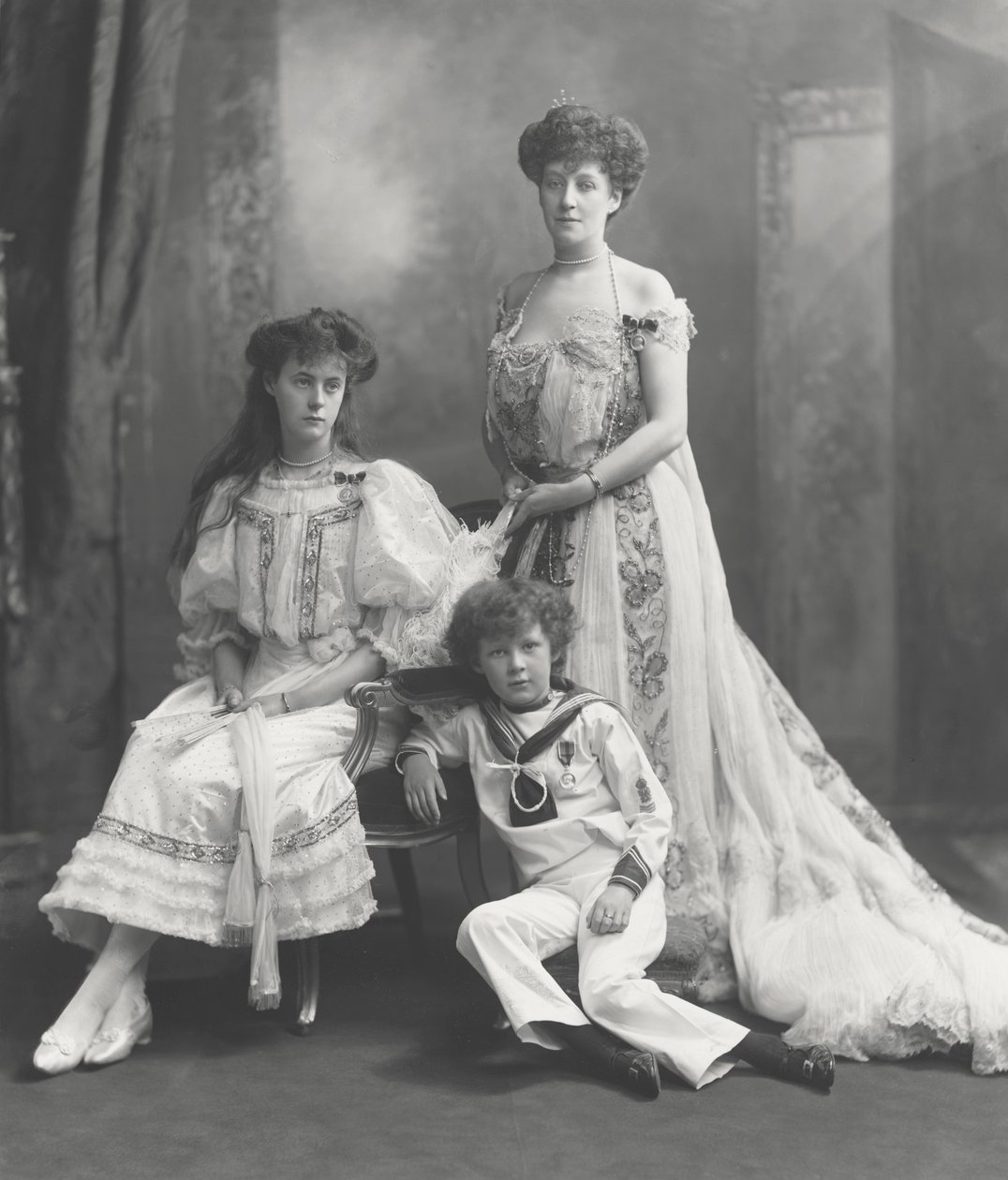 Viscondessa Knollys e seus filhos, fotografados por ocasião do recebimento de medalhas de coroação do Rei Eduardo VII, 1902 de Lafayette Studio